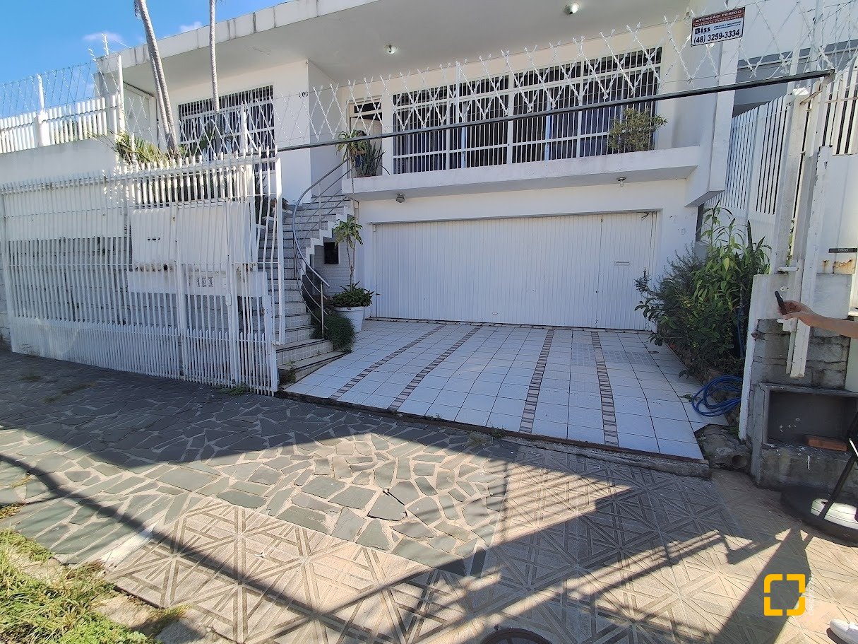 Casa com 263m², 8 quartos (sendo 3 suítes), 3 garagens, no bairro Itaguaçu em Florianópolis