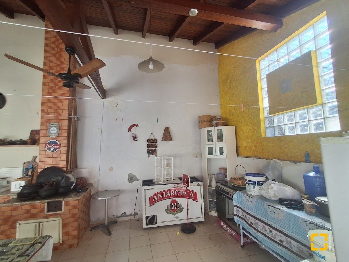 Casa com 263m², 8 quartos (sendo 3 suítes), 3 garagens, no bairro Itaguaçu em Florianópolis