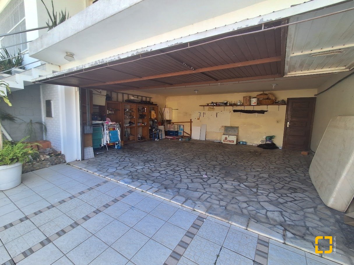 Casa com 263m², 8 quartos (sendo 3 suítes), 3 garagens, no bairro Itaguaçu em Florianópolis