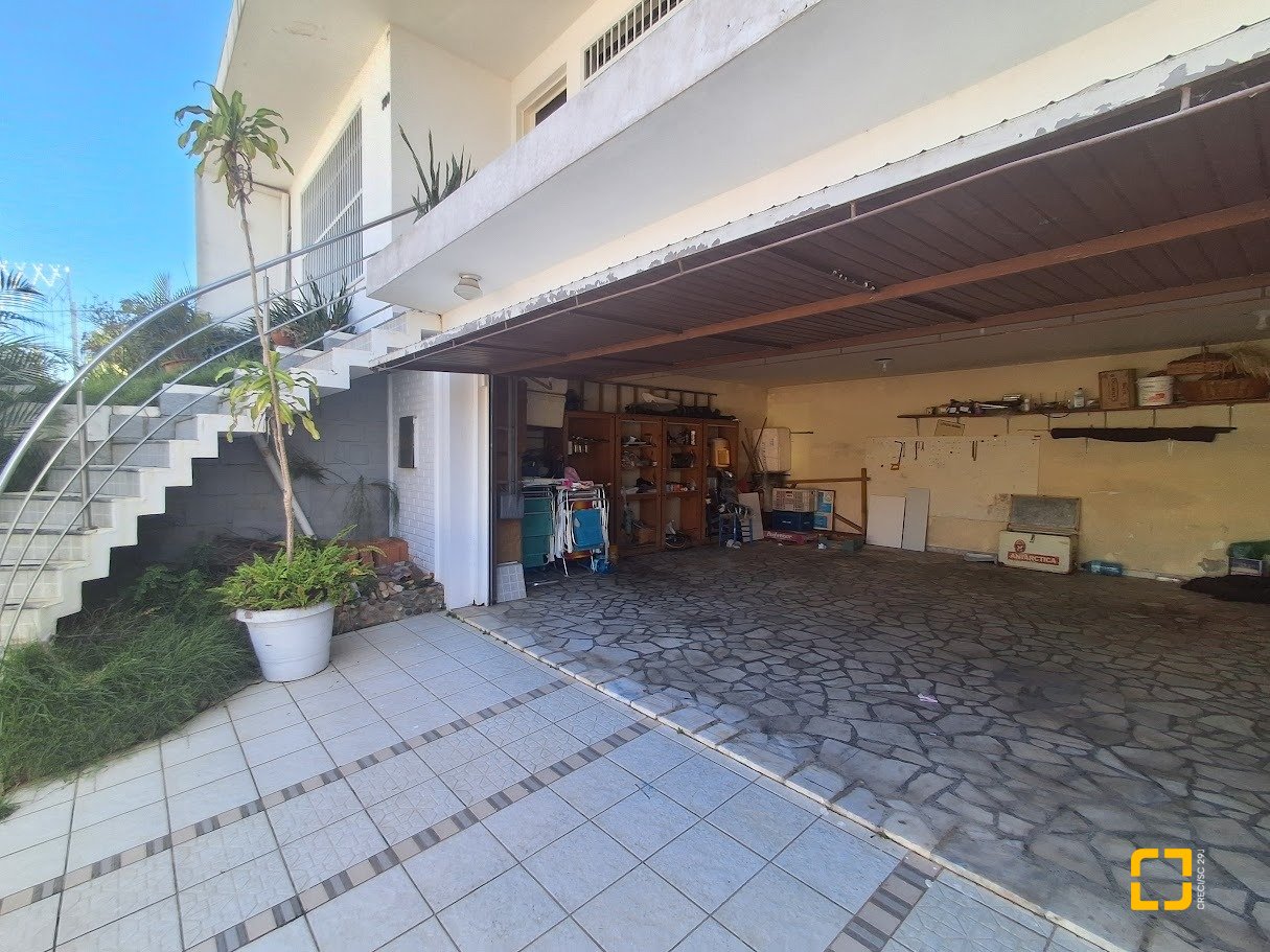 Casa com 263m², 8 quartos (sendo 3 suítes), 3 garagens, no bairro Itaguaçu em Florianópolis