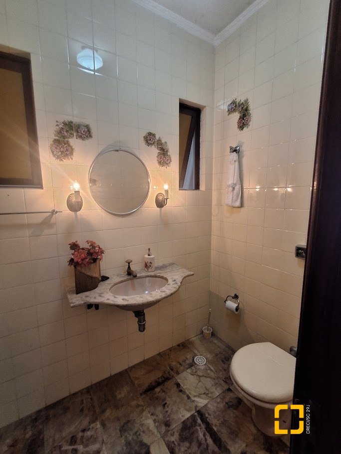 Casa com 263m², 8 quartos (sendo 3 suítes), 3 garagens, no bairro Itaguaçu em Florianópolis