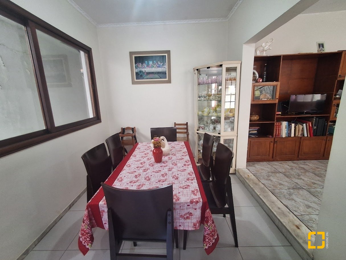 Casa com 263m², 8 quartos (sendo 3 suítes), 3 garagens, no bairro Itaguaçu em Florianópolis