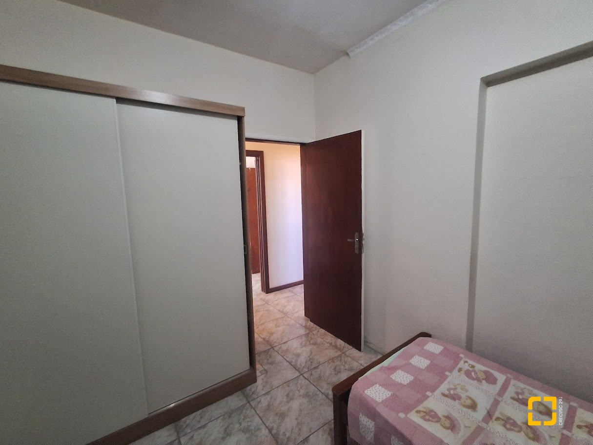Casa com 263m², 8 quartos (sendo 3 suítes), 3 garagens, no bairro Itaguaçu em Florianópolis