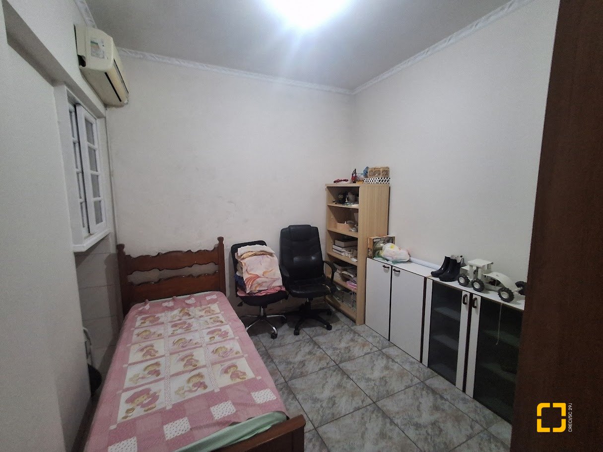 Casa com 263m², 8 quartos (sendo 3 suítes), 3 garagens, no bairro Itaguaçu em Florianópolis