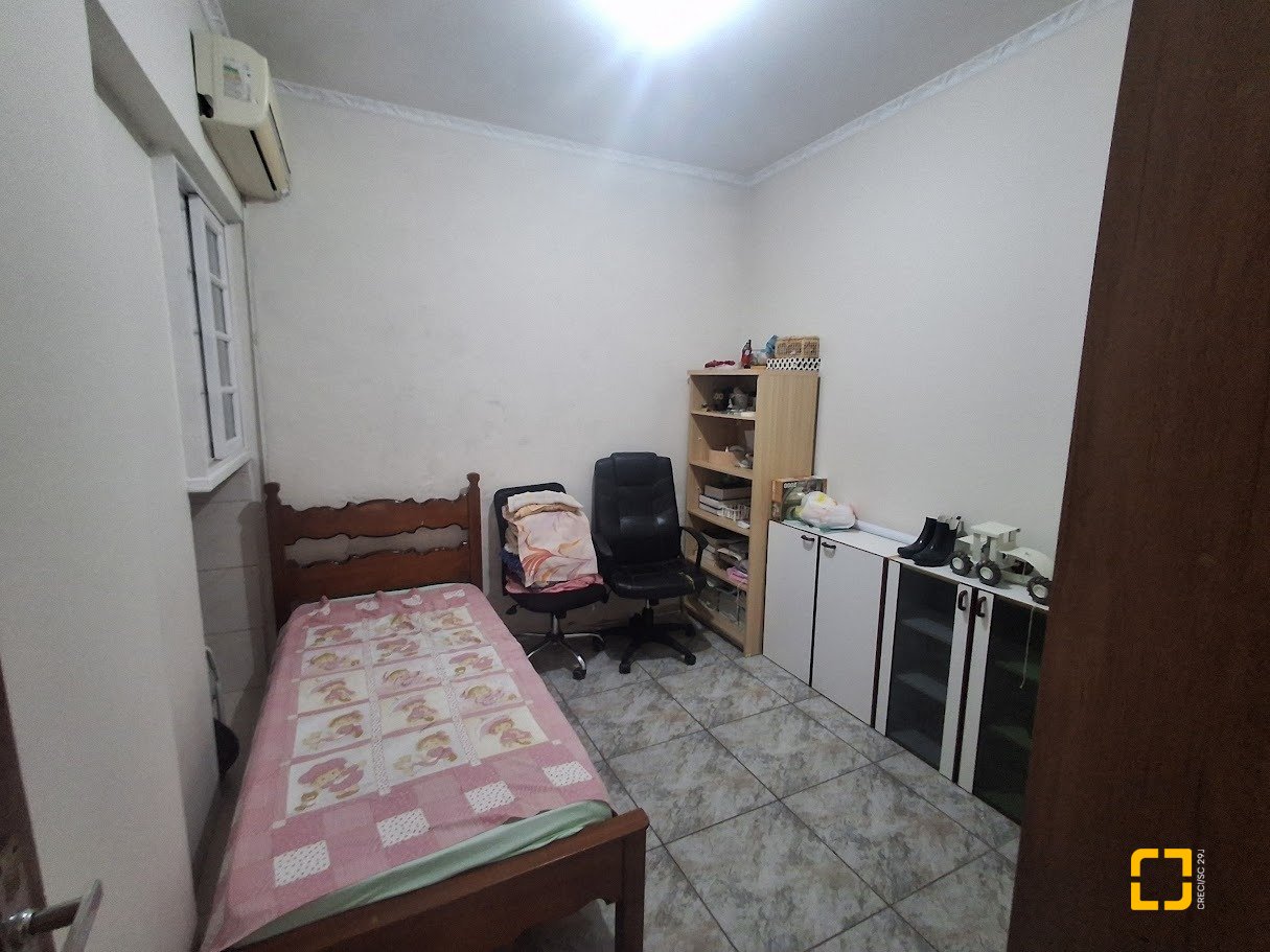 Casa com 263m², 8 quartos (sendo 3 suítes), 3 garagens, no bairro Itaguaçu em Florianópolis