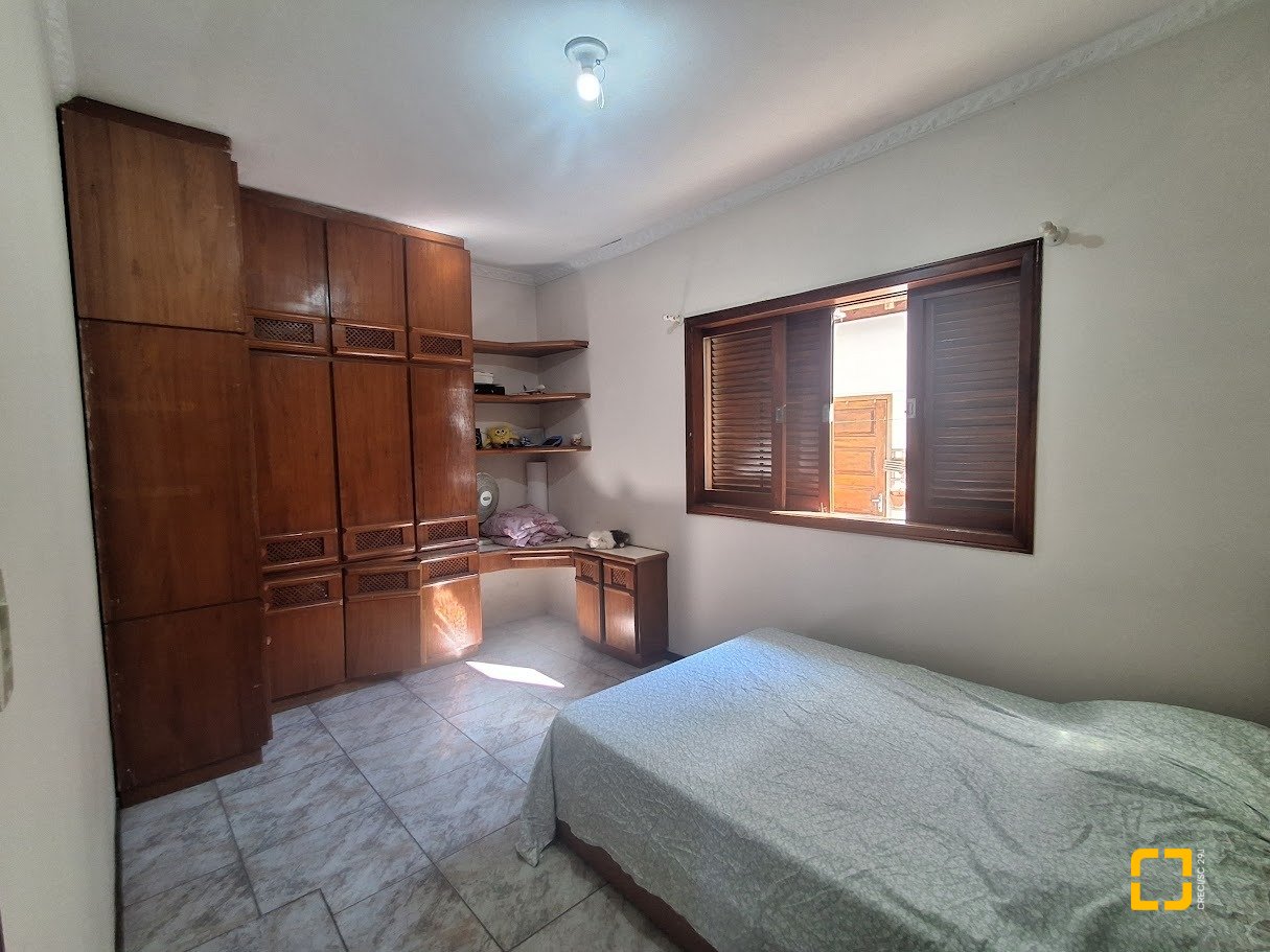 Casa com 263m², 8 quartos (sendo 3 suítes), 3 garagens, no bairro Itaguaçu em Florianópolis