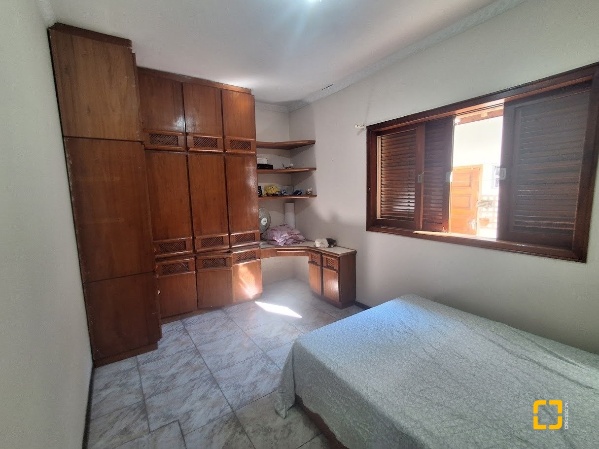 Casa com 263m², 8 quartos (sendo 3 suítes), 3 garagens, no bairro Itaguaçu em Florianópolis
