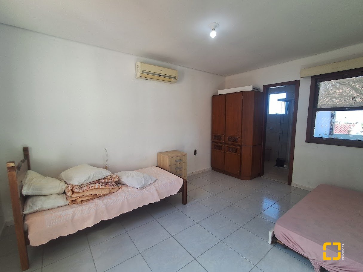 Casa com 263m², 8 quartos (sendo 3 suítes), 3 garagens, no bairro Itaguaçu em Florianópolis