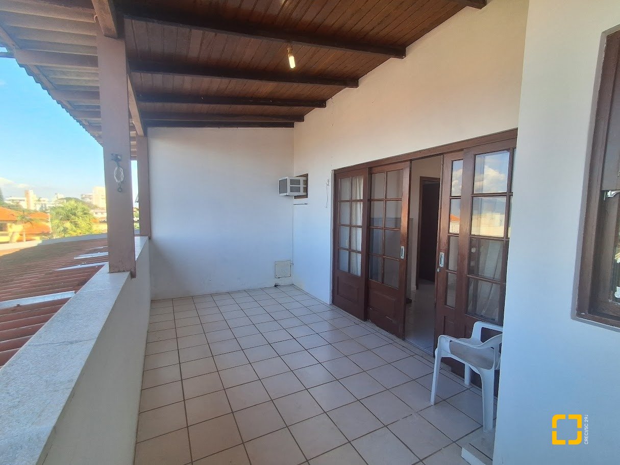 Casa com 263m², 8 quartos (sendo 3 suítes), 3 garagens, no bairro Itaguaçu em Florianópolis