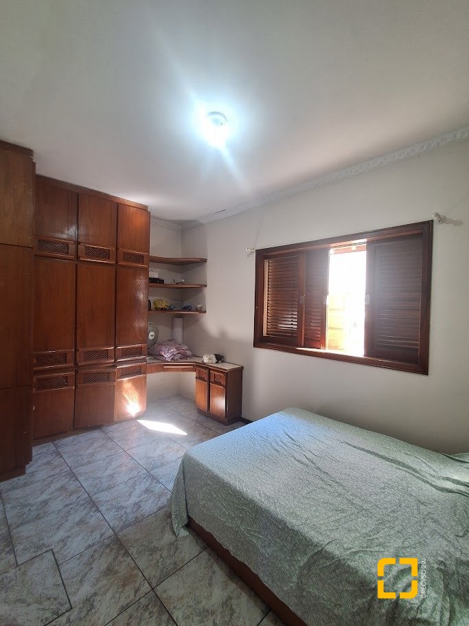 Casa com 263m², 8 quartos (sendo 3 suítes), 3 garagens, no bairro Itaguaçu em Florianópolis