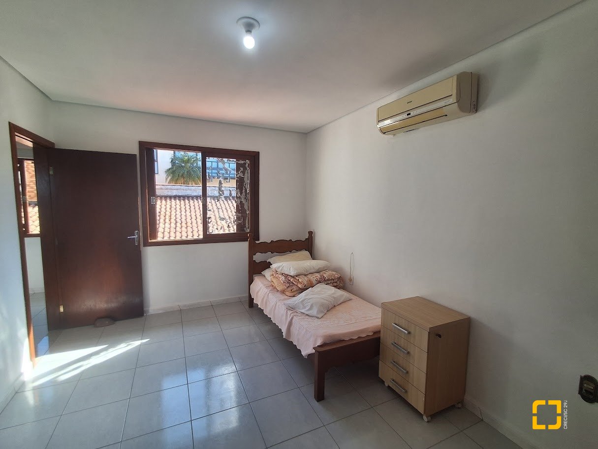 Casa com 263m², 8 quartos (sendo 3 suítes), 3 garagens, no bairro Itaguaçu em Florianópolis