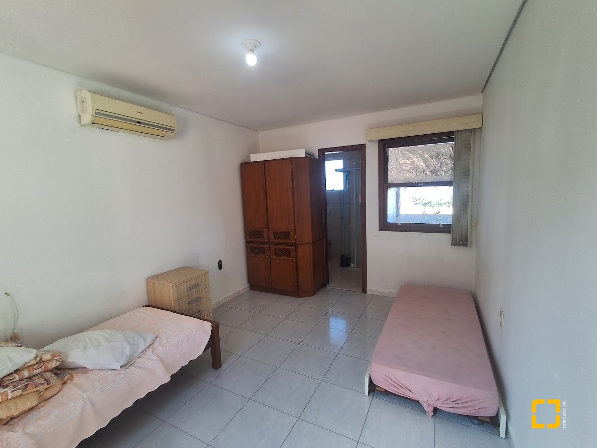 Casa com 263m², 8 quartos (sendo 3 suítes), 3 garagens, no bairro Itaguaçu em Florianópolis