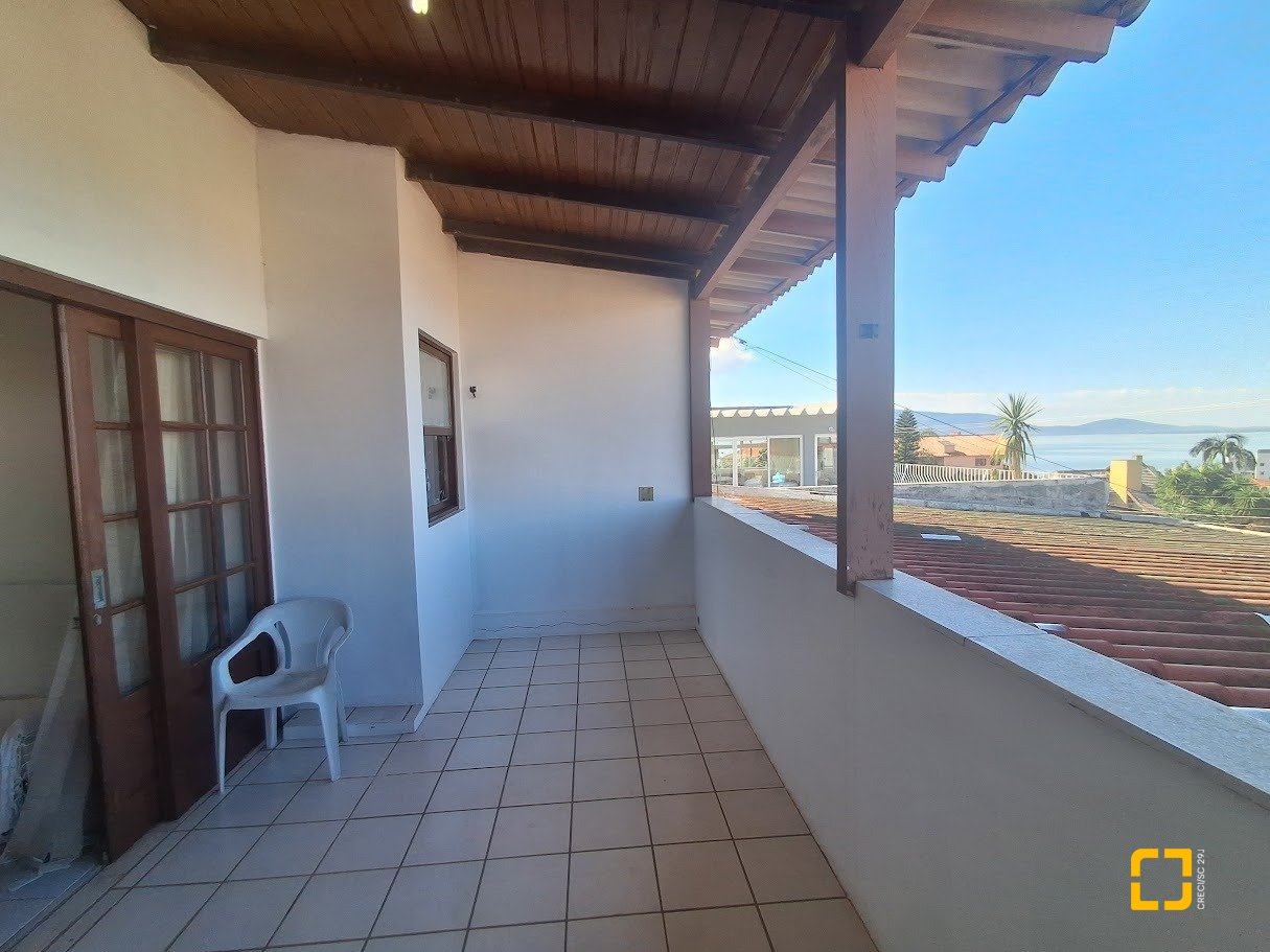 Casa com 263m², 8 quartos (sendo 3 suítes), 3 garagens, no bairro Itaguaçu em Florianópolis