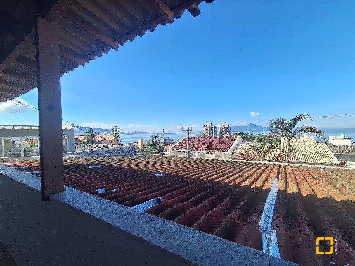Casa com 263m², 8 quartos (sendo 3 suítes), 3 garagens, no bairro Itaguaçu em Florianópolis