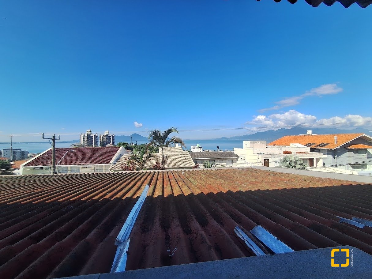 Casa com 263m², 8 quartos (sendo 3 suítes), 3 garagens, no bairro Itaguaçu em Florianópolis