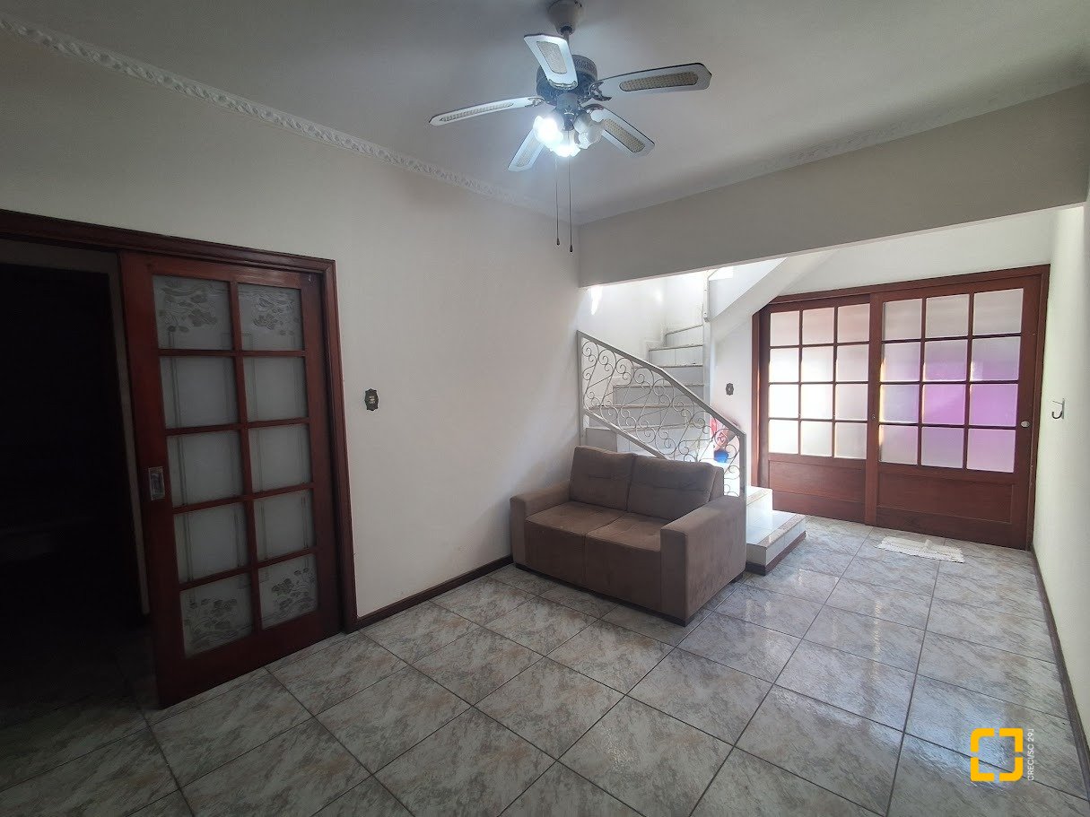 Casa com 263m², 8 quartos (sendo 3 suítes), 3 garagens, no bairro Itaguaçu em Florianópolis