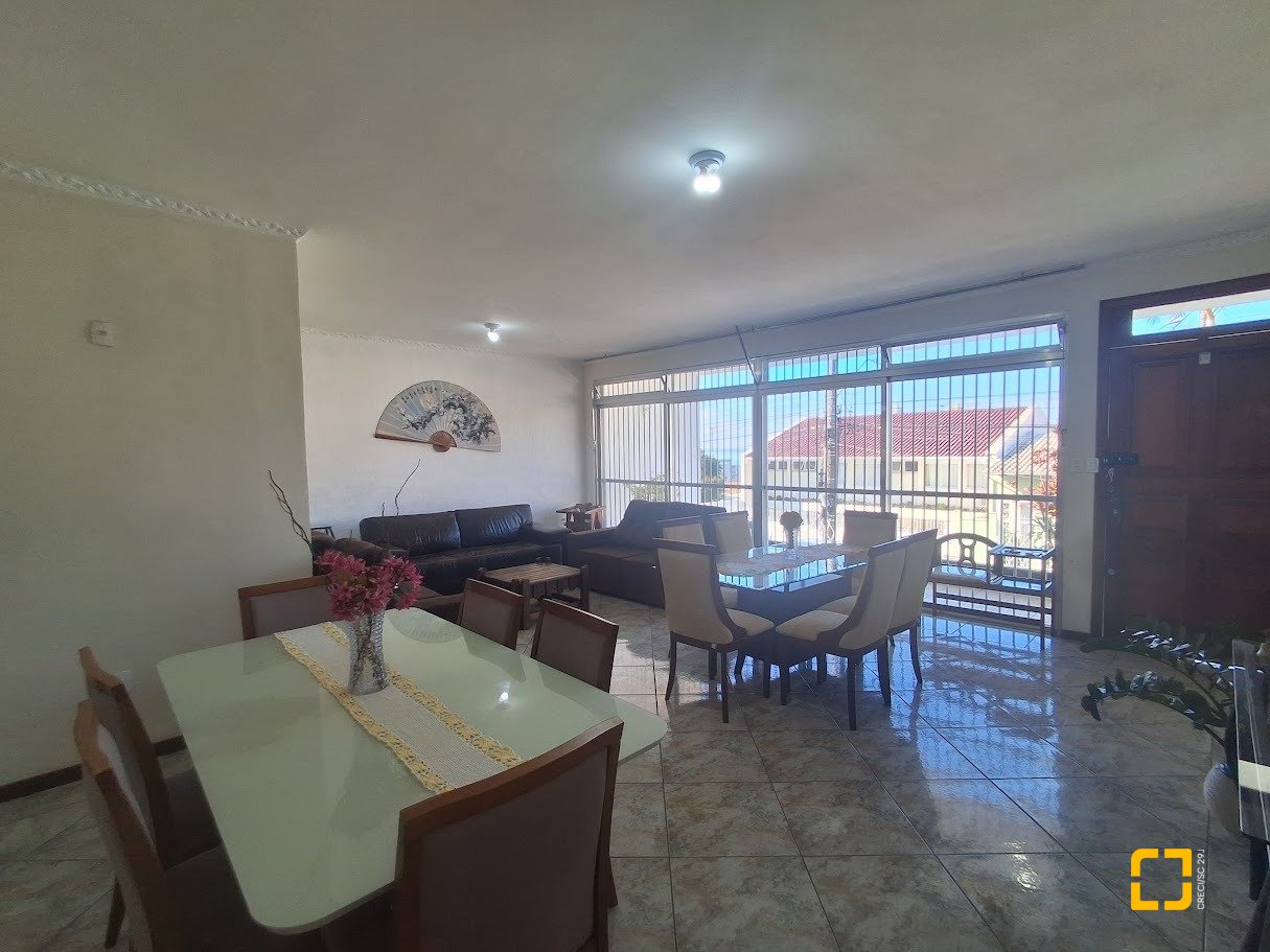Casa com 263m², 8 quartos (sendo 3 suítes), 3 garagens, no bairro Itaguaçu em Florianópolis