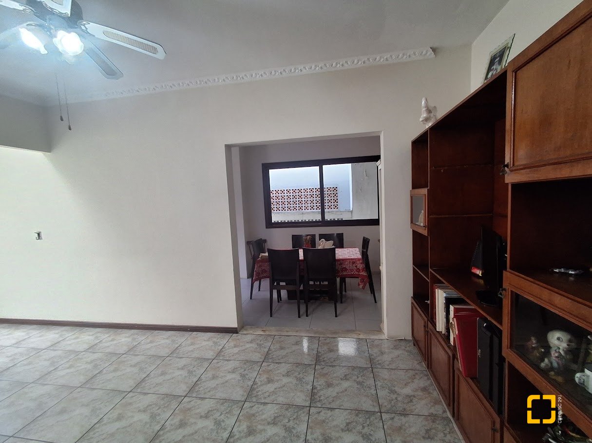 Casa com 263m², 8 quartos (sendo 3 suítes), 3 garagens, no bairro Itaguaçu em Florianópolis
