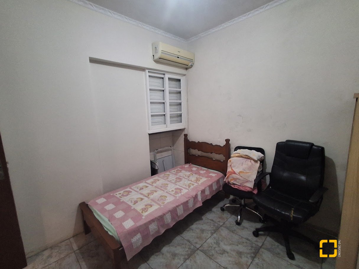 Casa com 263m², 8 quartos (sendo 3 suítes), 3 garagens, no bairro Itaguaçu em Florianópolis