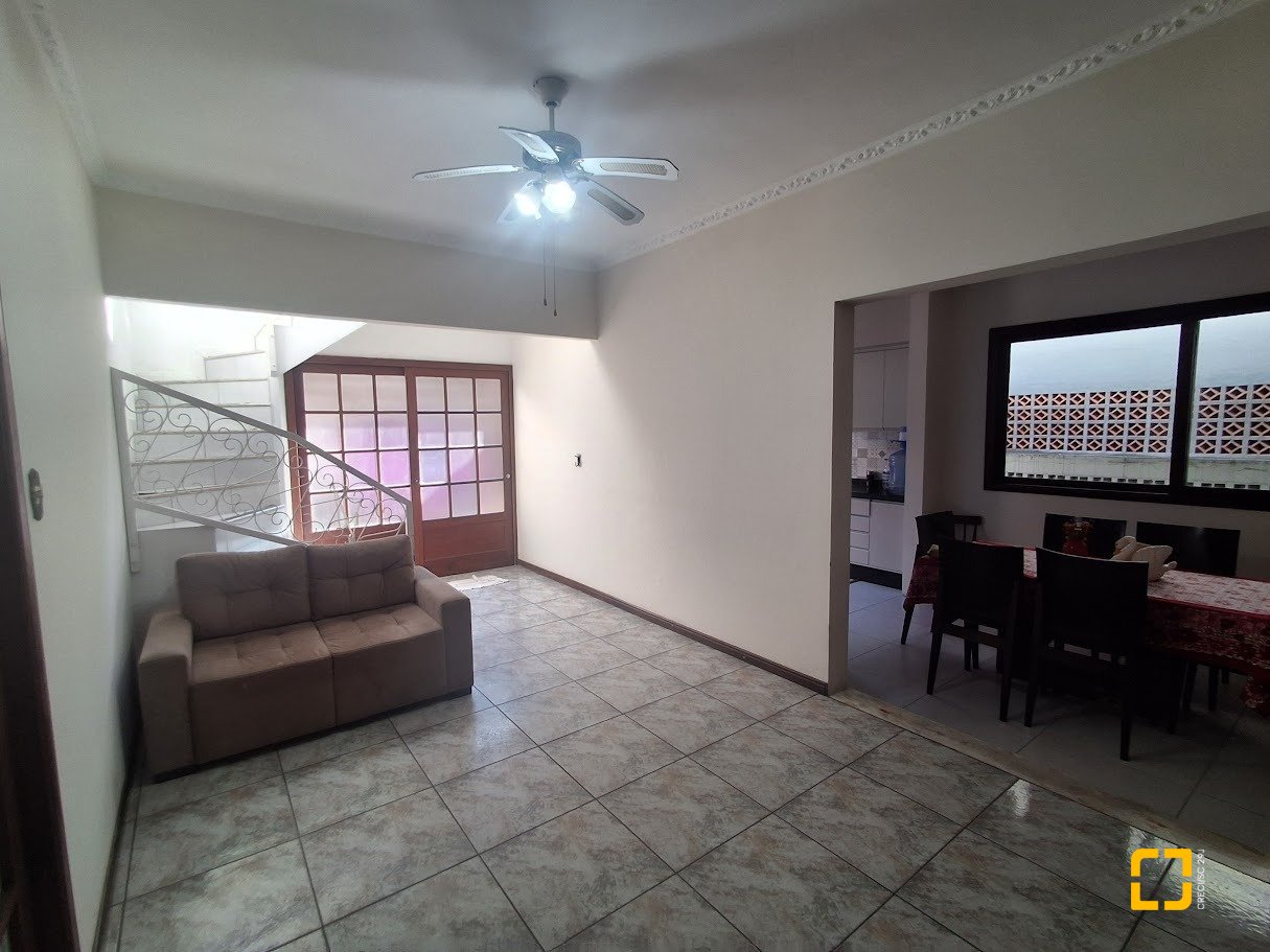 Casa com 263m², 8 quartos (sendo 3 suítes), 3 garagens, no bairro Itaguaçu em Florianópolis