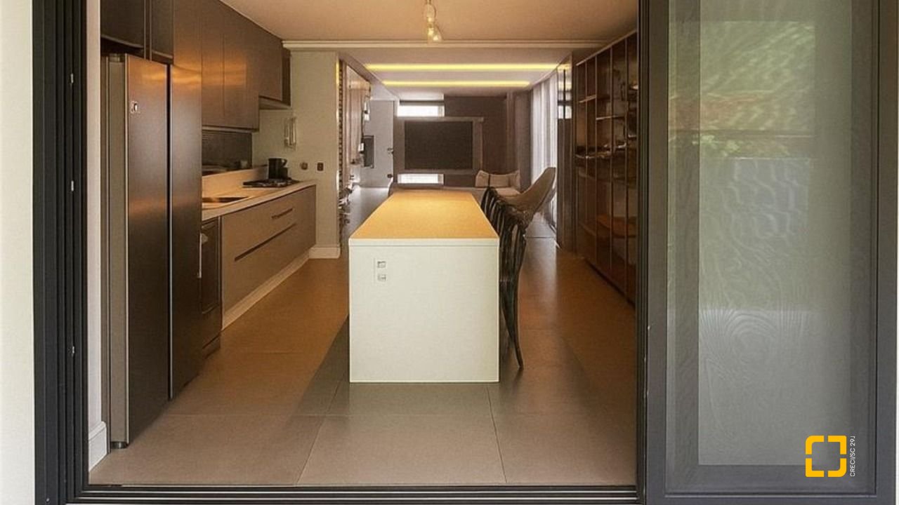 Casa com 173m², 6 quartos (sendo 3 suítes), 3 garagens, no bairro Campeche em Florianópolis