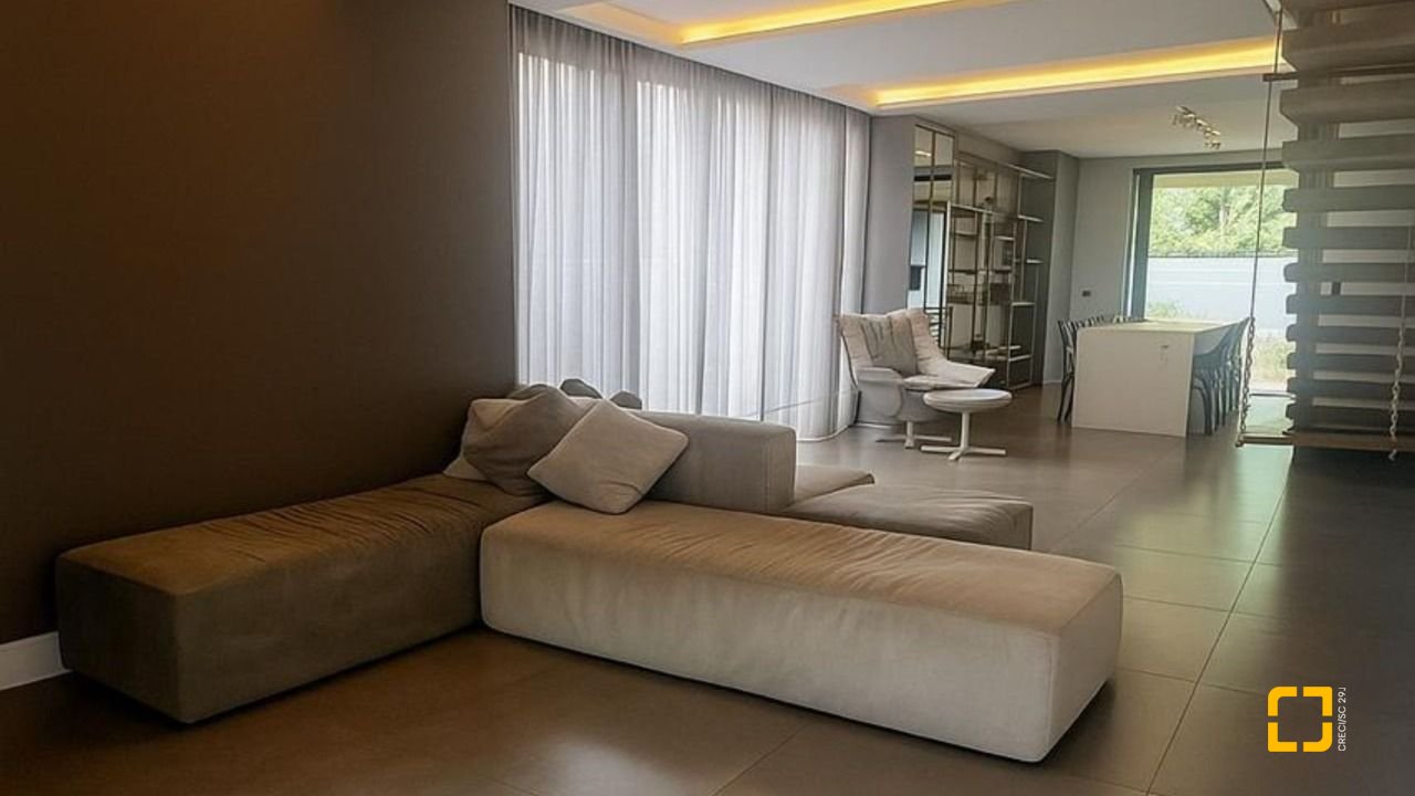 Casa com 173m², 6 quartos (sendo 3 suítes), 3 garagens, no bairro Campeche em Florianópolis