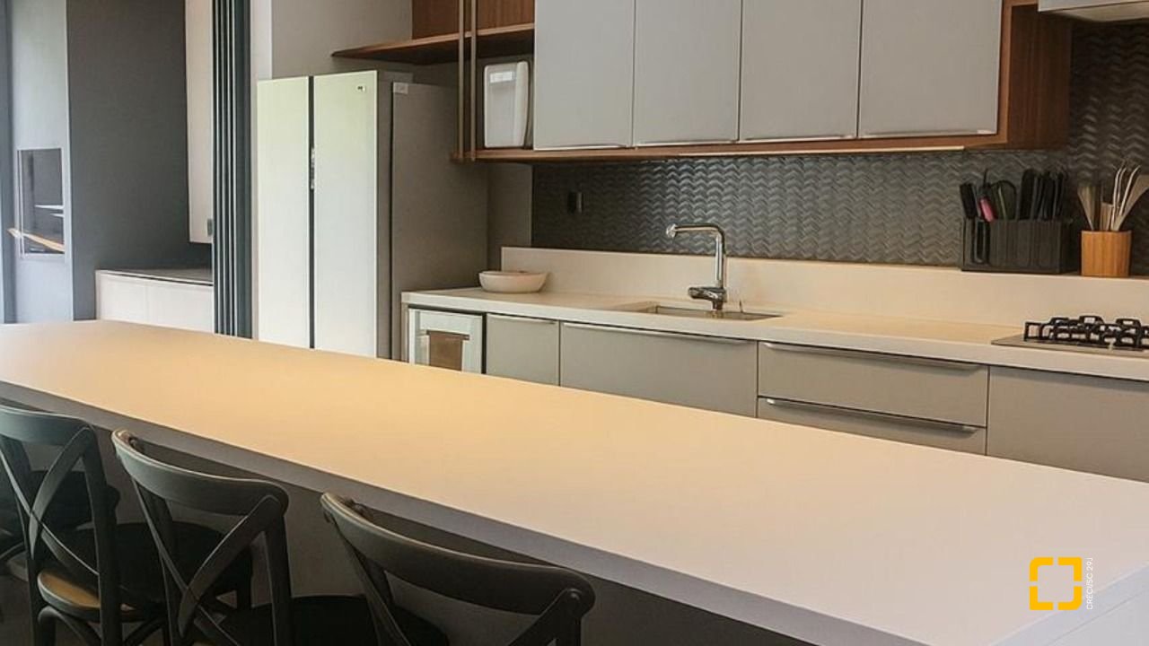 Casa com 173m², 6 quartos (sendo 3 suítes), 3 garagens, no bairro Campeche em Florianópolis
