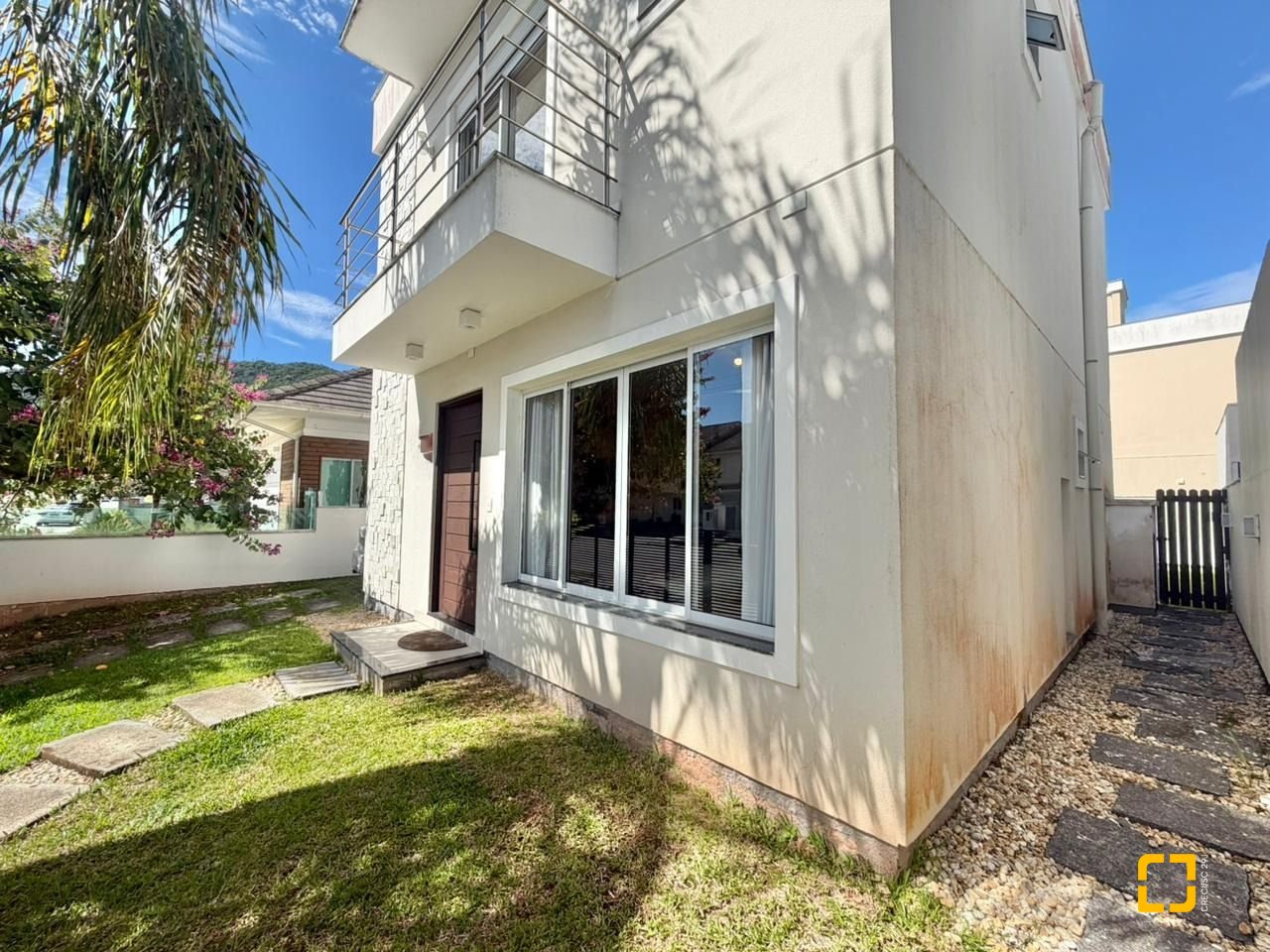 Casa com 124m², 6 quartos (sendo 3 suítes), 2 garagens, no bairro Cachoeira do Bom Jesus em Florianópolis