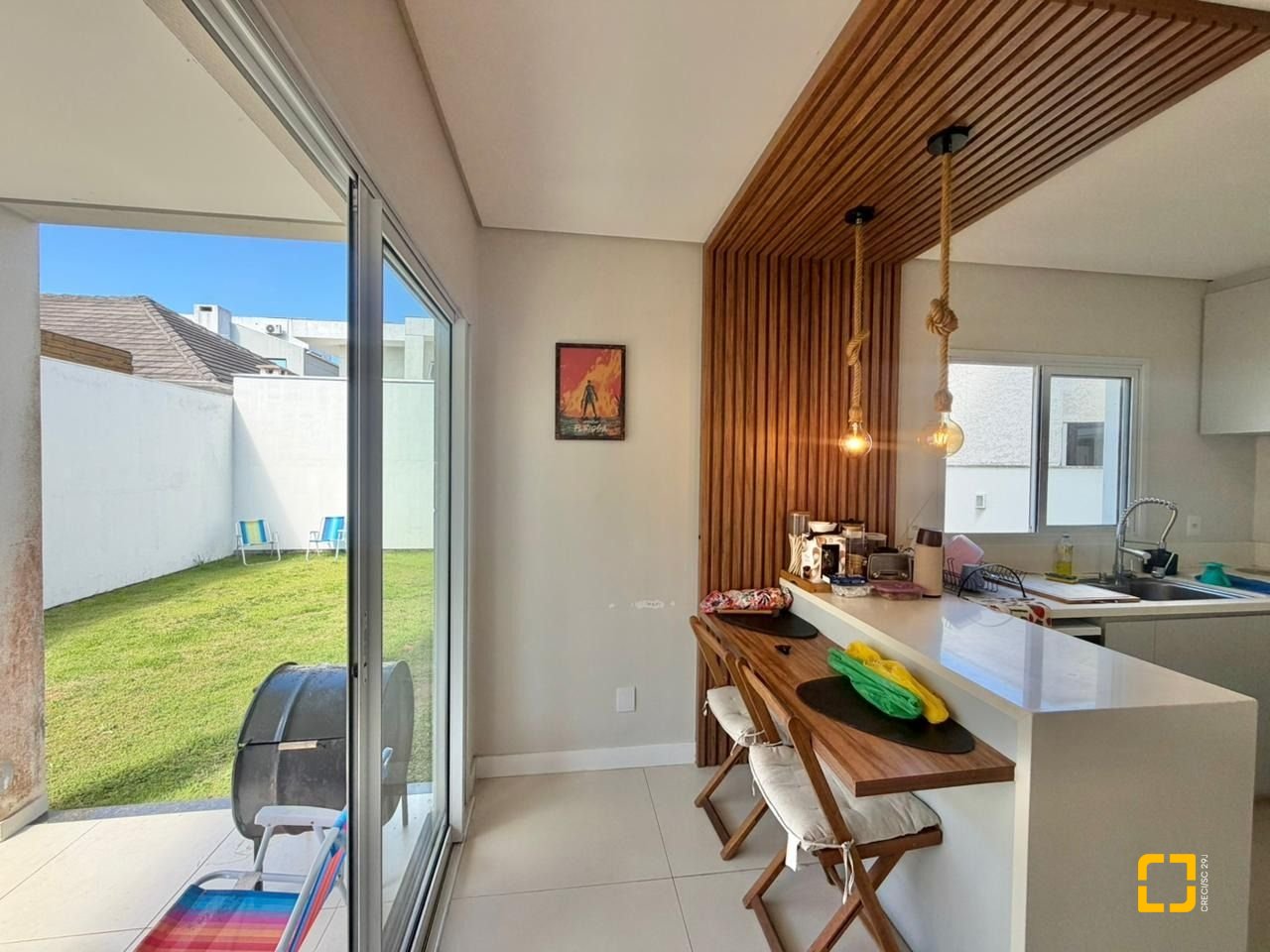 Casa com 124m², 6 quartos (sendo 3 suítes), 2 garagens, no bairro Cachoeira do Bom Jesus em Florianópolis