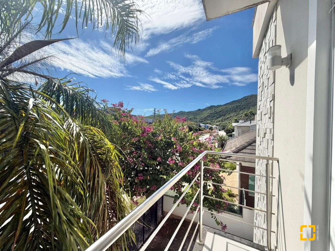 Casa com 124m², 6 quartos (sendo 3 suítes), 2 garagens, no bairro Cachoeira do Bom Jesus em Florianópolis