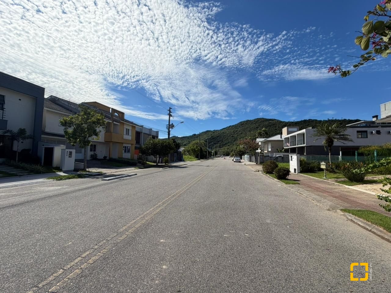 Casa com 124m², 6 quartos (sendo 3 suítes), 2 garagens, no bairro Cachoeira do Bom Jesus em Florianópolis
