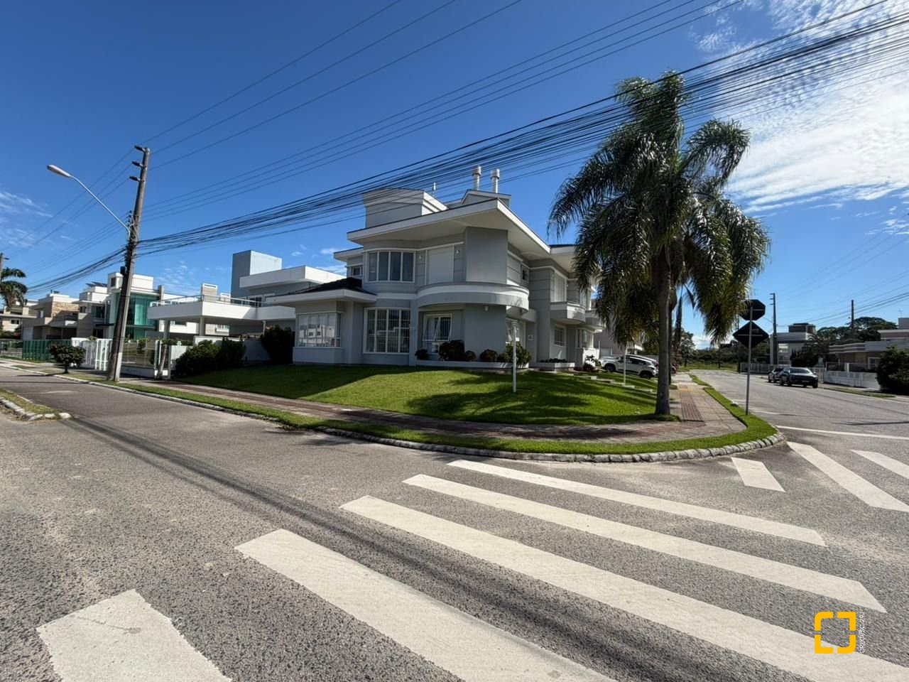 Casa com 124m², 6 quartos (sendo 3 suítes), 2 garagens, no bairro Cachoeira do Bom Jesus em Florianópolis