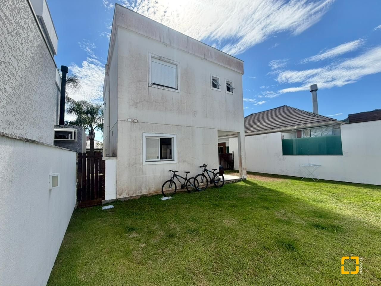Casa com 124m², 6 quartos (sendo 3 suítes), 2 garagens, no bairro Cachoeira do Bom Jesus em Florianópolis