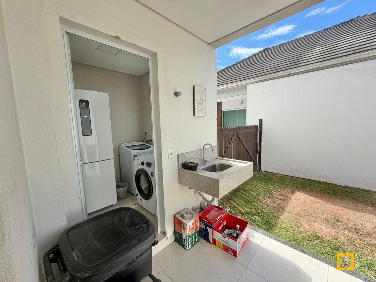 Casa com 124m², 6 quartos (sendo 3 suítes), 2 garagens, no bairro Cachoeira do Bom Jesus em Florianópolis