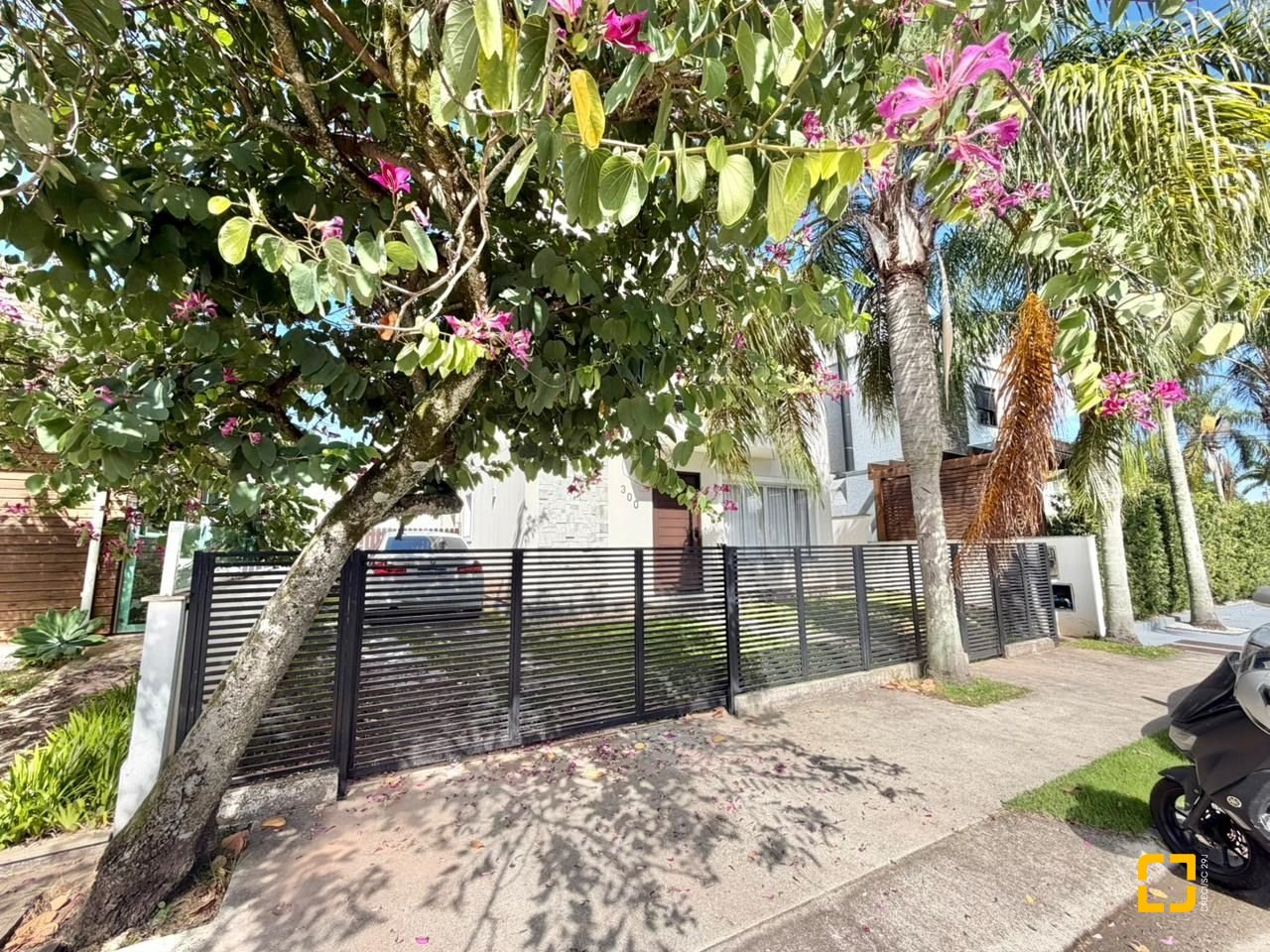 Casa com 124m², 6 quartos (sendo 3 suítes), 2 garagens, no bairro Cachoeira do Bom Jesus em Florianópolis