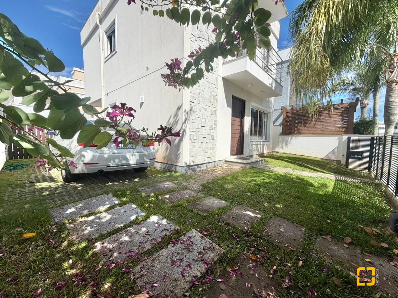 Casa com 124m², 6 quartos (sendo 3 suítes), 2 garagens, no bairro Cachoeira do Bom Jesus em Florianópolis