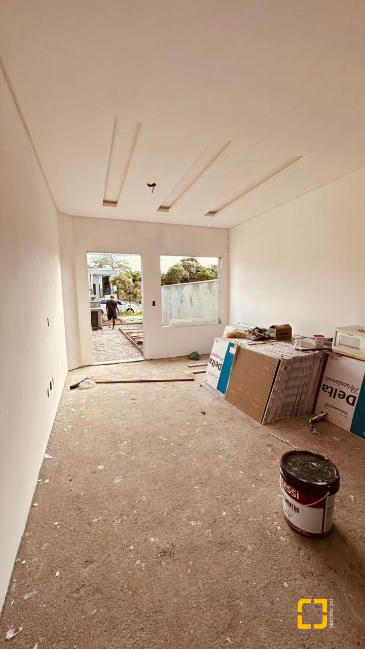 Casa com 120m², 4 quartos (sendo 2 suítes), 2 garagens, no bairro Rio Vermelho em Florianópolis