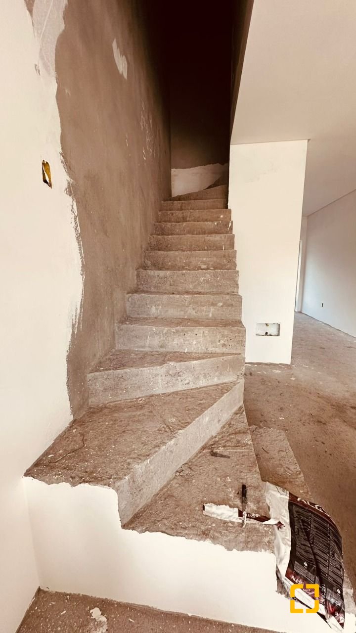 Casa com 120m², 4 quartos (sendo 2 suítes), 2 garagens, no bairro Rio Vermelho em Florianópolis