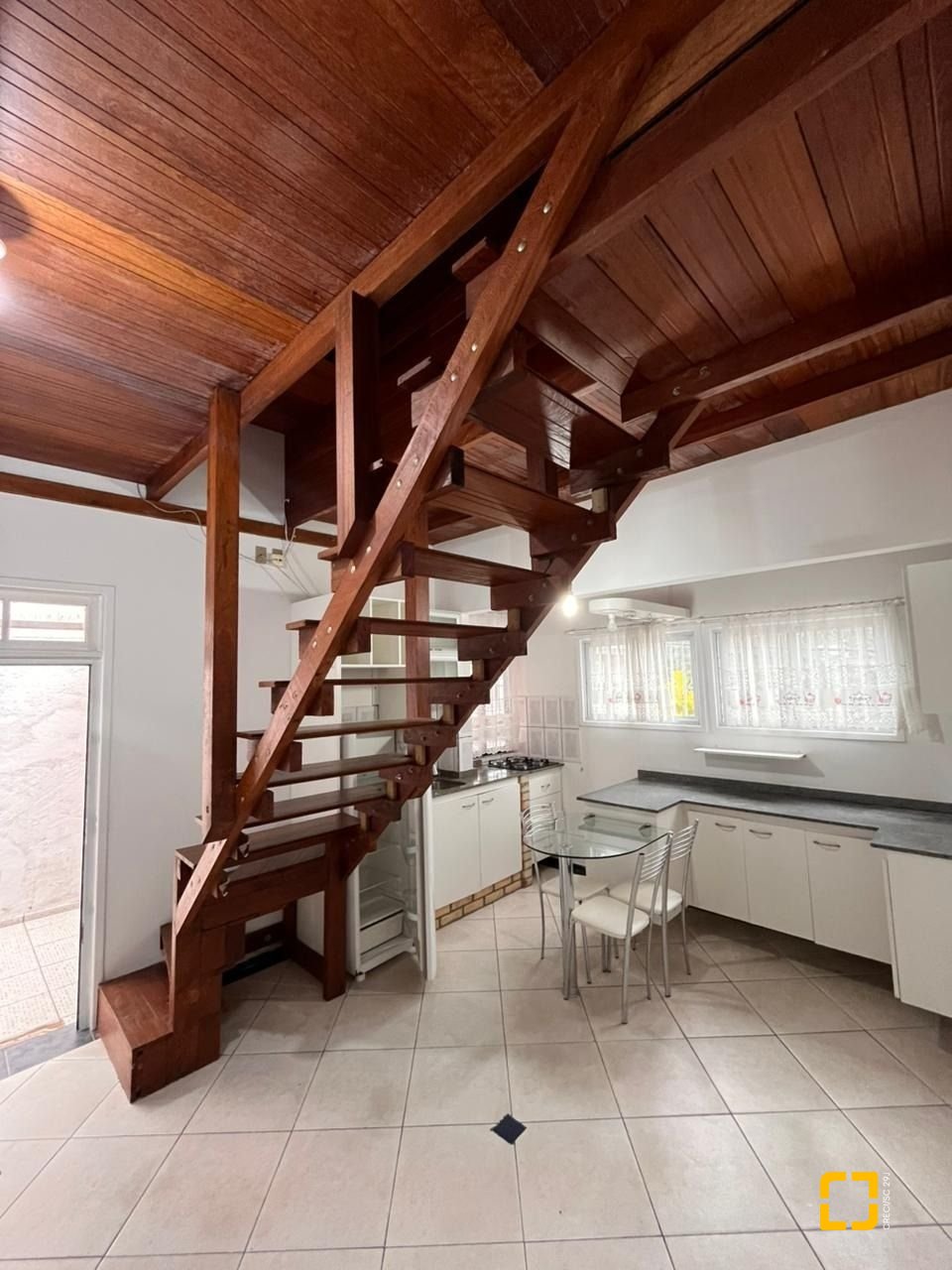 Casa com 168m², 30 quartos, 2 garagens, no bairro Carvoeira em Florianópolis