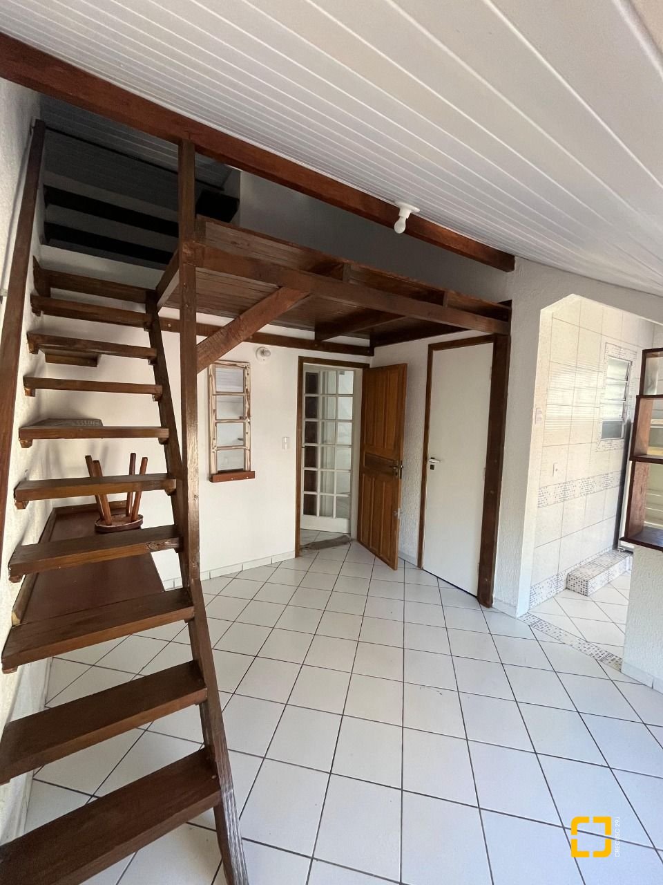 Casa com 168m², 30 quartos, 2 garagens, no bairro Carvoeira em Florianópolis