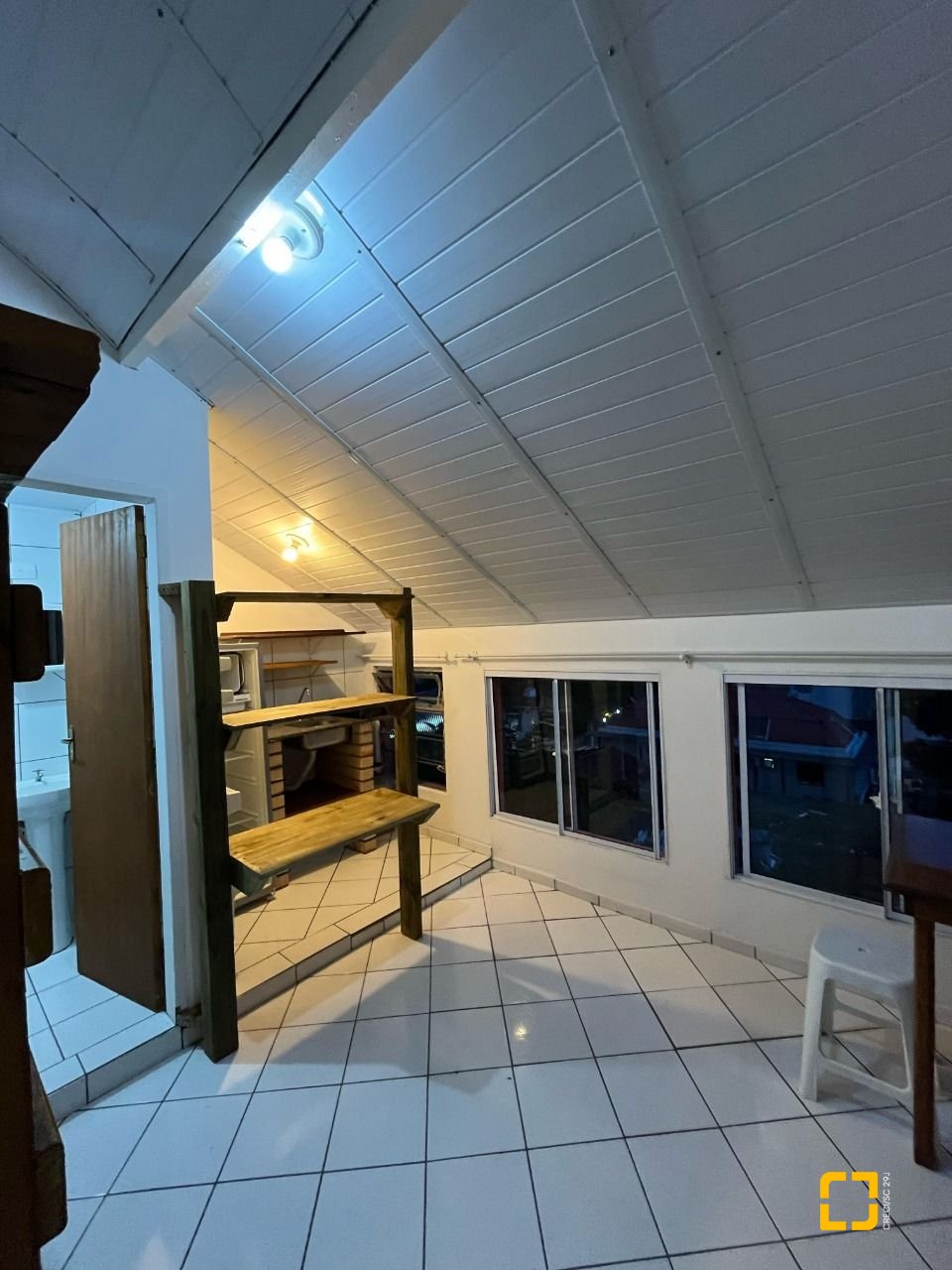 Casa com 168m², 30 quartos, 2 garagens, no bairro Carvoeira em Florianópolis