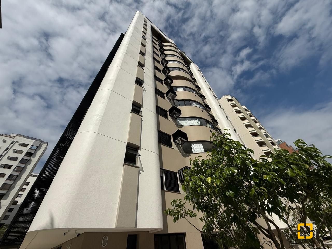 Apartamento com 123m², 4 quartos (sendo 1 suíte), 1 garagem, no bairro Centro em Florianópolis