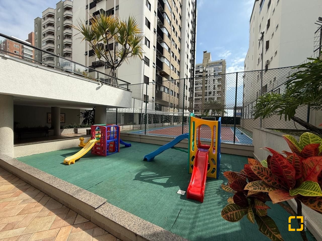 Apartamento com 123m², 4 quartos (sendo 1 suíte), 1 garagem, no bairro Centro em Florianópolis