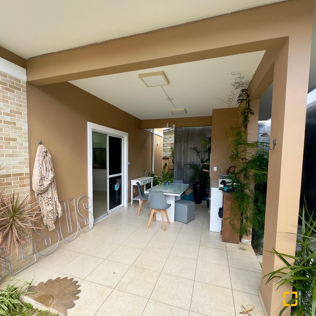Casa com 169m², 6 quartos (sendo 1 suíte), 1 garagem, no bairro Campeche em Florianópolis