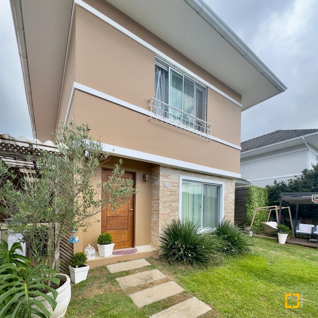 Casa com 169m², 6 quartos (sendo 1 suíte), 1 garagem, no bairro Campeche em Florianópolis