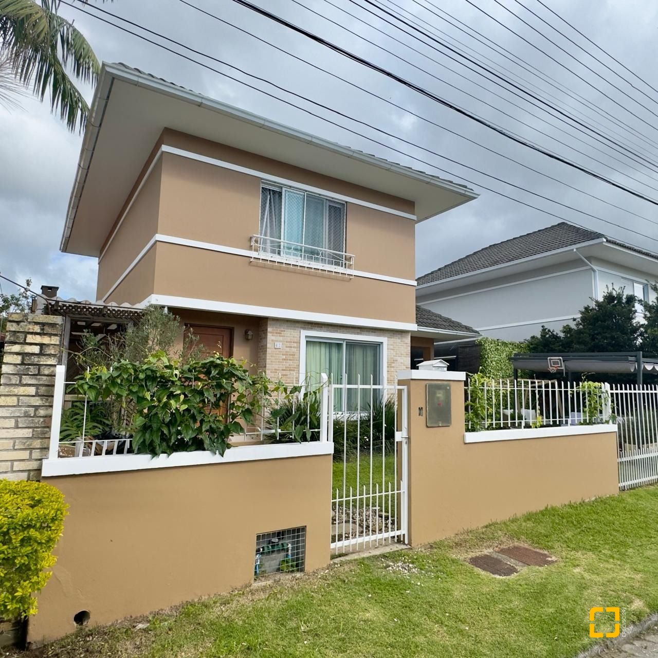 Casa com 169m², 6 quartos (sendo 1 suíte), 1 garagem, no bairro Campeche em Florianópolis