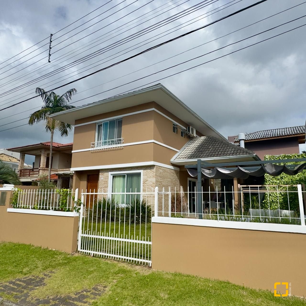 Casa com 169m², 6 quartos (sendo 1 suíte), 1 garagem, no bairro Campeche em Florianópolis