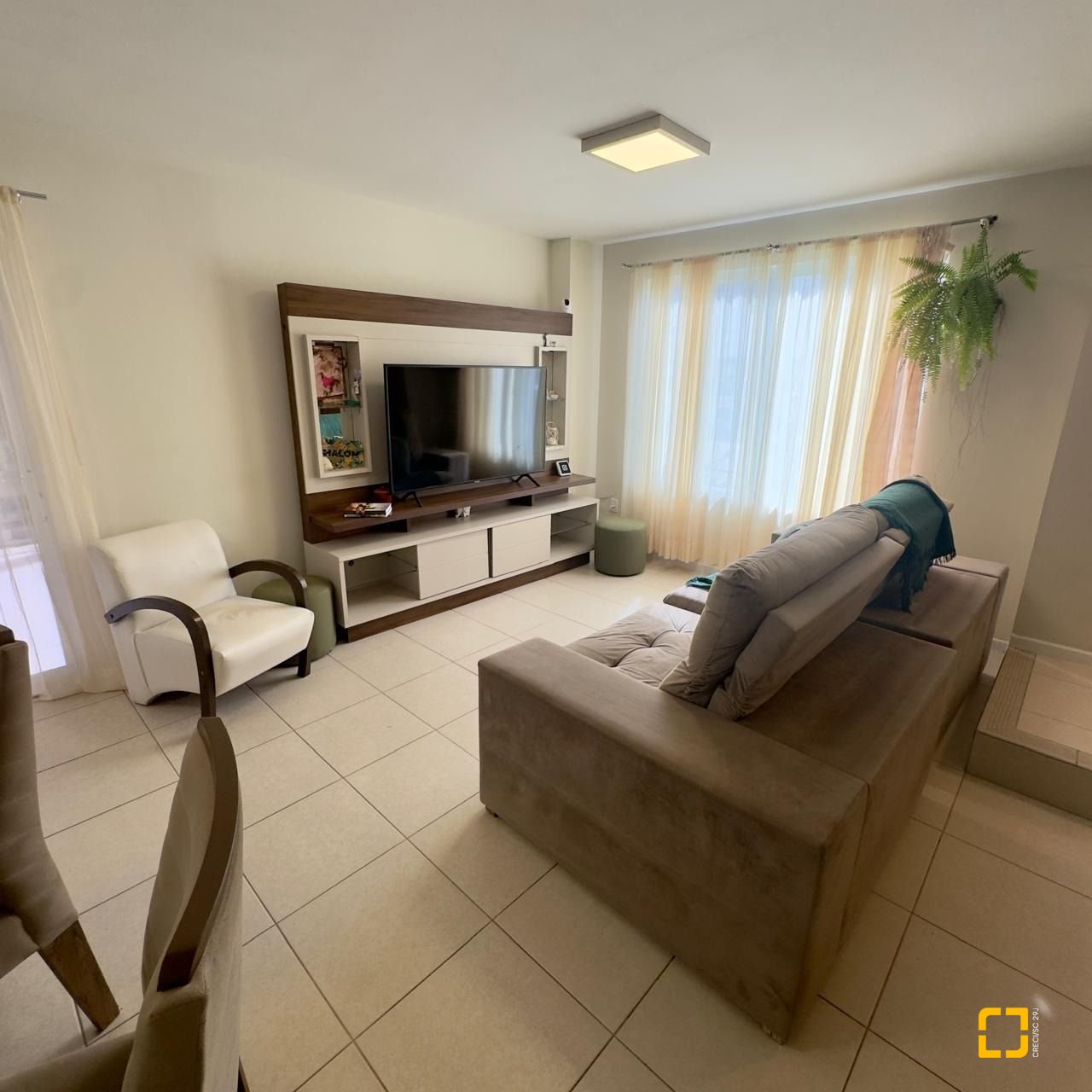 Casa com 169m², 6 quartos (sendo 1 suíte), 1 garagem, no bairro Campeche em Florianópolis
