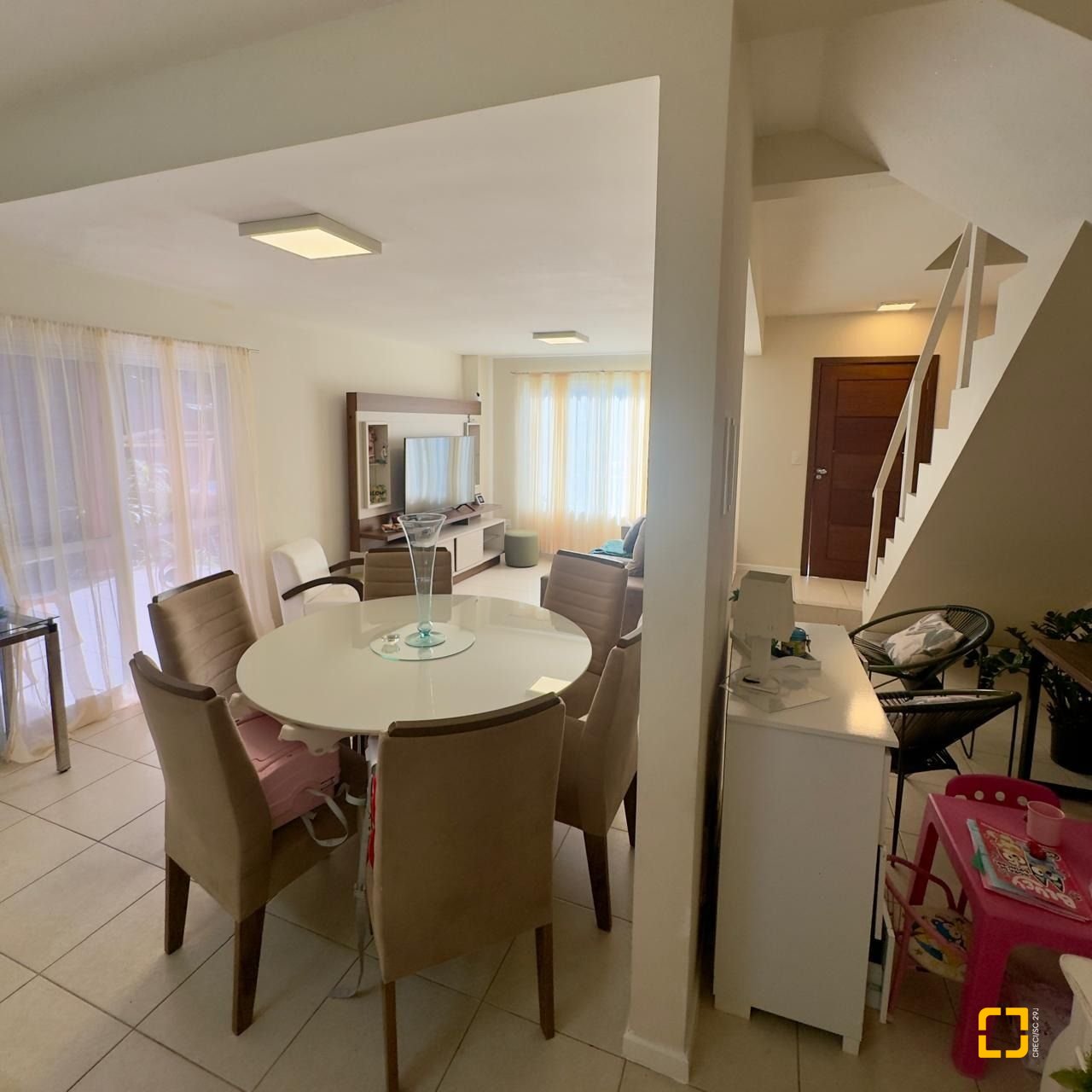 Casa com 169m², 6 quartos (sendo 1 suíte), 1 garagem, no bairro Campeche em Florianópolis