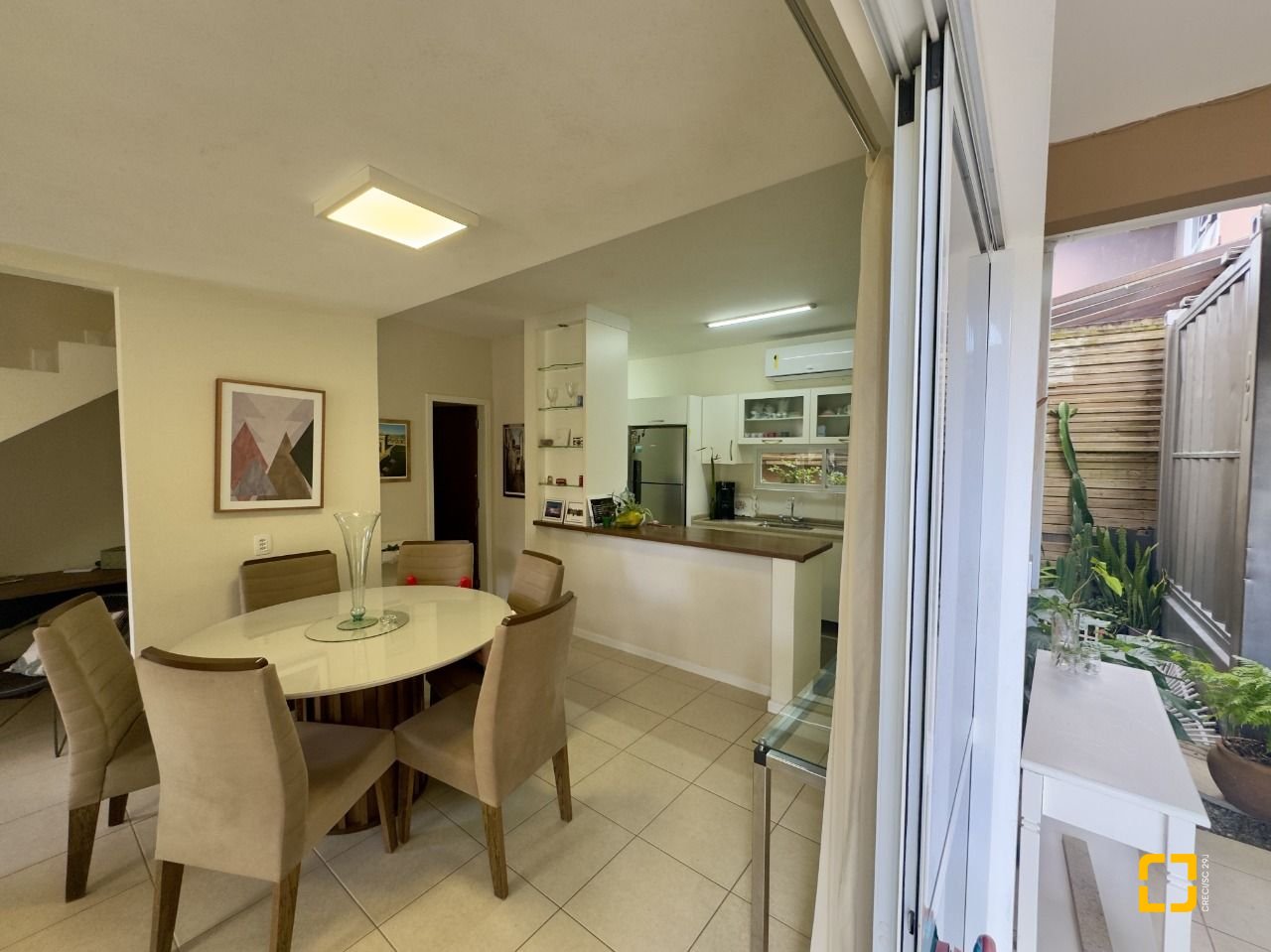 Casa com 169m², 6 quartos (sendo 1 suíte), 1 garagem, no bairro Campeche em Florianópolis